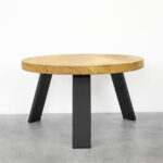 Crne metalne noge za stol ili stolić Sensa visine 31 cm sa drvenom okruglom pločom na montažnom gornjem dijelu na sivim pločicama.