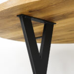Crna noga za stol Vicco visine 71 cm sa drvenom pločom na gornjem montažnom dijelu.