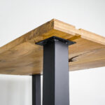 Crna metalna noga za stol Elegant, visine 71 cm sa drvenom kvadratnom pločom na gornjem montažnom dijelu.