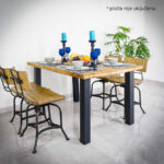 Četiri crne metalne noge za stol Elegant, visine 71 cm sa drvenom kvadratnom pločom na sivim pločicama.