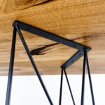 Crna metalna noga za stol Urban, visine 74 cm sa drvenom kvadratnom pločom na gornjem dijelu.