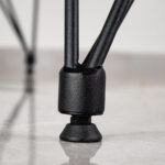 Crna metalna guma noge za stol Urban, visine 74 cm na podu obloženom sivim pločicama.
