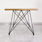 Drvena kvadratna ploča na dvije crne metalne noge za stol Urban, visine 74 cm obložen sivim pločicama,