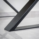 Crna metalna noga za stol Style, visine 71 cm na podlozi od sivih pločica.