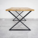 Drvena kvadratna ploča na dvije crne metalne noge Style za blagovaonski stol, visine 71 cm na sivim pločicama.