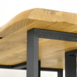 Crna metalna noga za stol Kubus, visine 71 cm sa drvenom pločom na montažnom gornje vrhu noge.