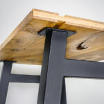 Crna metalna noga za stol Essence sa drvenom kvadratnom pločom na montažnom dijelu noge, visine 71 cm.