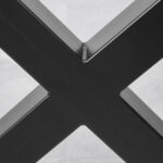 Detaljni prikaz baze noge za stol Xander, crne metalne X-oblikovane konstrukcije sa suvremenim, elegantnim dizajnom visine 71 cm.